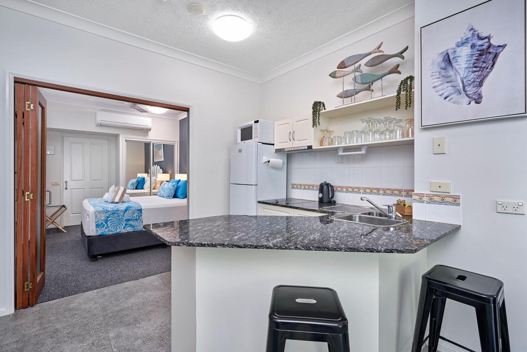Alassio Apartments With Direct Pool Access Palm Cove Room photo